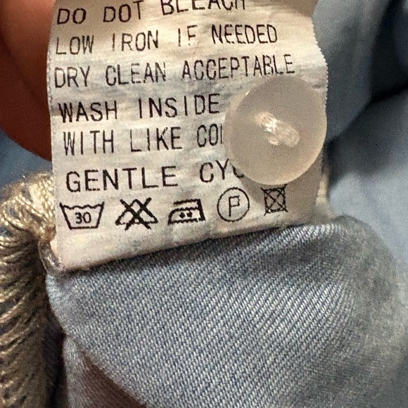 Cute chambray button front dress with ruffle hem and belt. Woman’s size 2xl. - Picture 10 of 10